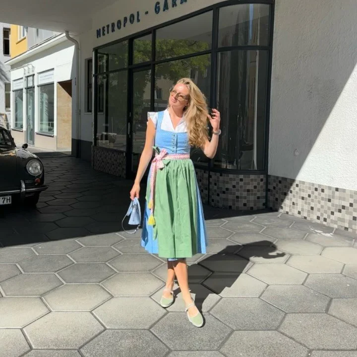 SEPTEMBER HIGHLIGHTS 🥨✨

1. dirndl posen lol 🎀
2. gipfeltreffen @porsche_de 🏔️
3. live set prep 🎤
4. ep release 🪽
5. playing for @breuninger ✨
6. rainy @lapcoffee_ ☕️
7. music production for @universalpm_de 👩🏼&zwj;💻
8. live @reeperbahn_festiv