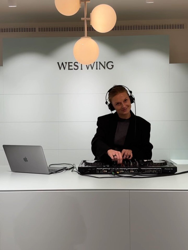 GOLDEN OCTOBER 🌞✨ 

1. playing for @westwingcom 
2. me &amp; my piano 
3. playing for @porsche 
4. this is your light 
5. musicproduction 
6. golden leaves 
7. sunday vibes for @lvate.face.aesthetics 
8. train rides 
9. playing for @westwingcom 
10.