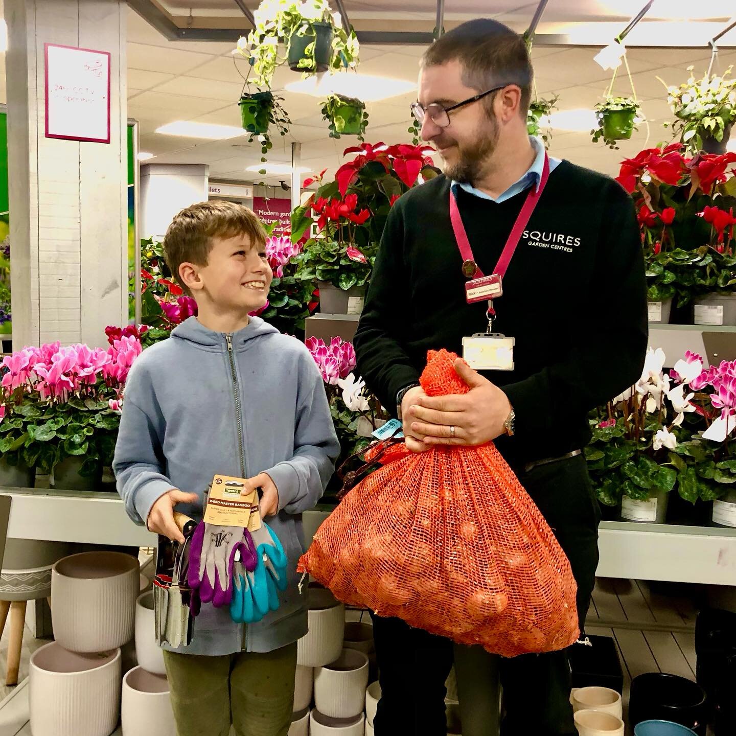 Community support 🙌

We've had so much help from our friends at @squires_gc Badshot Lea who nominated us as their charity of the year. 😊 They donated bulbs and planters for our community bulbing day. New gloves and secateurs for our teens who are w