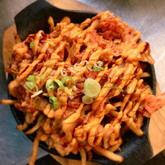 Vegan Kimchi fries with mayo made with tofu 🌱 You wouldn&rsquo;t tell the difference in taste but it&rsquo;s so much healthier! #vegan #vegantoronto #healthyfood  #healthyeating #koreanfood #torontofood #tofood #toeats #yyzeats #torontoeats #blogto 