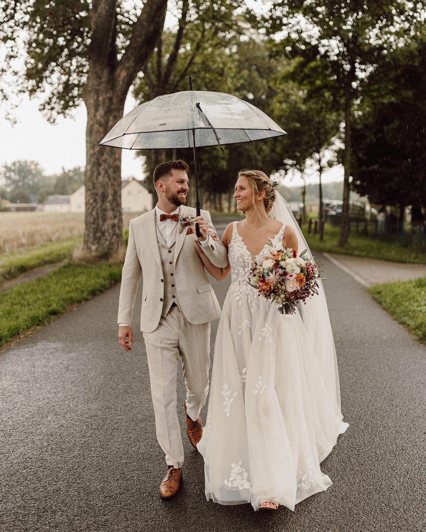 Diese Woche bekommen diese beiden tollen Menschen ihre vollst&auml;ndige Galerie 😍

F&amp;F - Herten, Juli 2023 

/w
Trauredner: @ewigbund 
DJ: @djfynnkarl 
_____________________
#hochzeitsfotografnrw #hochzeitsfotografie #hochzeit2025 #bridetobe202