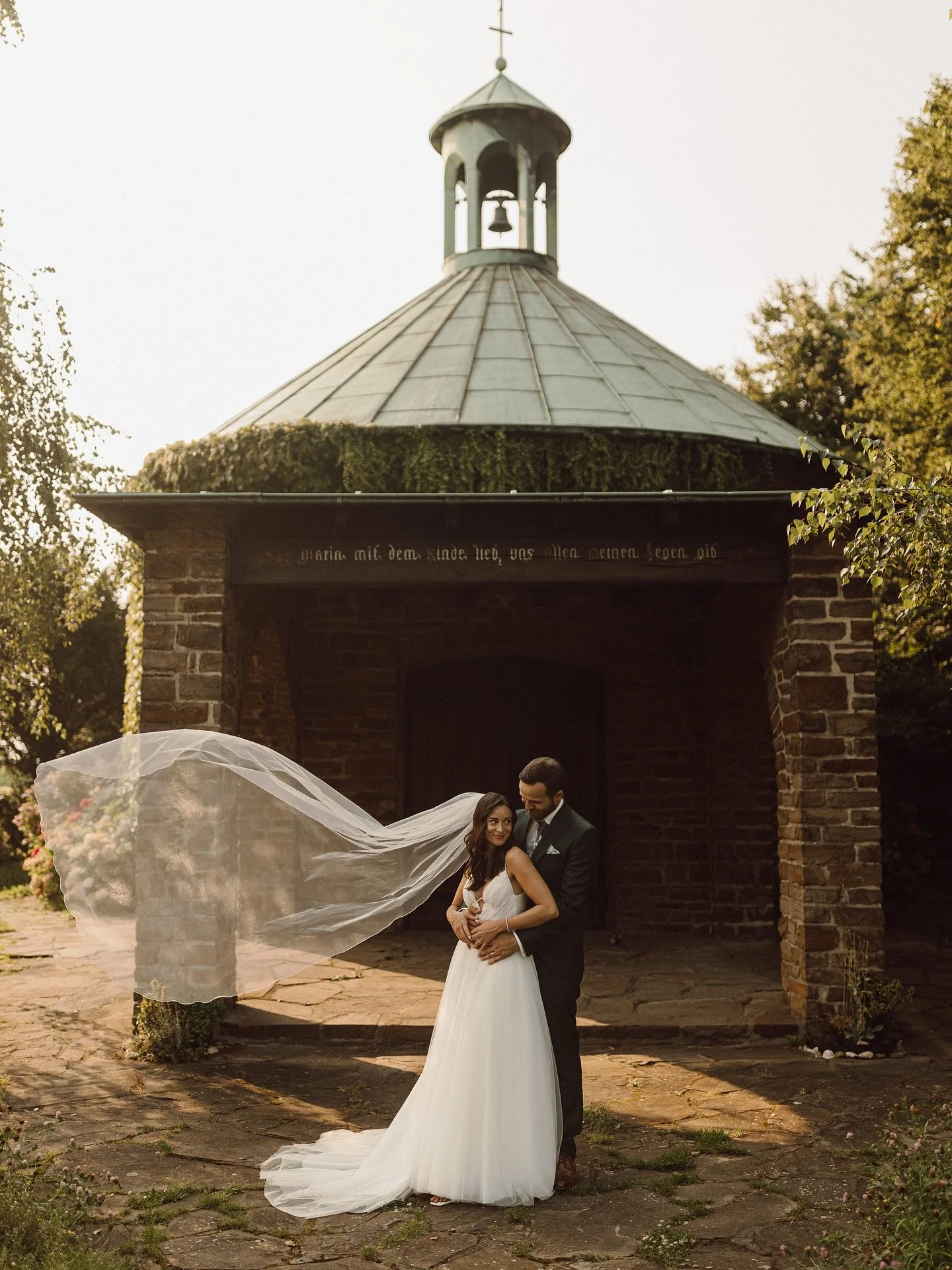 Was f&uuml;r ein wundervoller Tag mit V+M und vielen tollen Dienstleistern 🫶🥰

Video @carolinegerst 
Kleid @zauberkleid 
Hairstyling @jilmailin
Organisation &amp; Moderation @hansschusterweddingandmore
Traurede @diewortmanufaktur
Gesang @florianroh