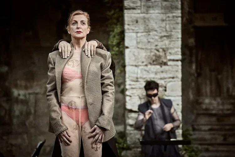 Juana ficción (París)