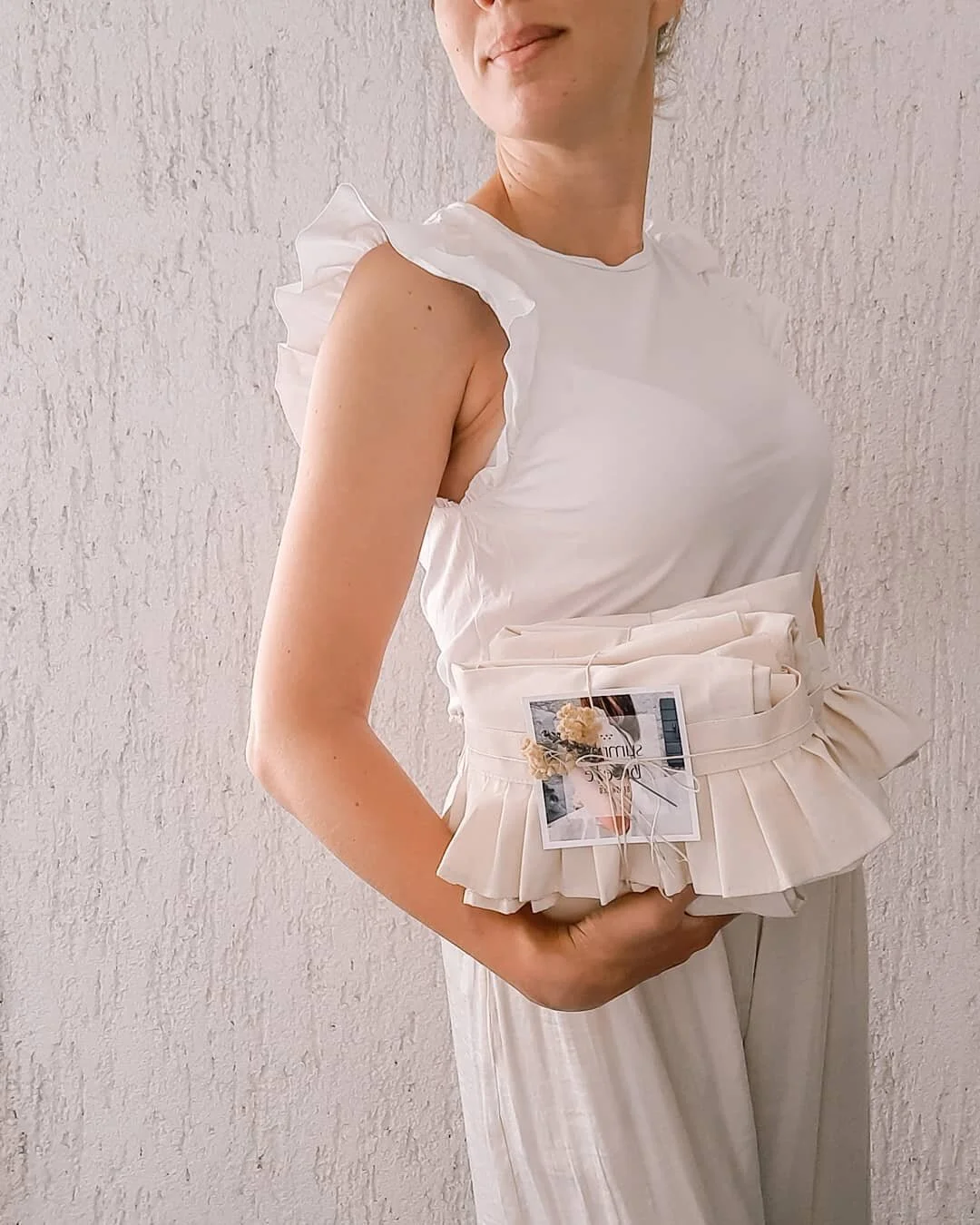 Ono &scaron;to je prije nekoliko mjeseci bila samo ideja na&scaron;vrljana na papiru, nespretna skica i uredno složen moodboard, danas je opipljiva stvarnost u obliku torbe boje morskog pijeska, s mirisom otočnog bilja i detaljem nježnih valova koje 