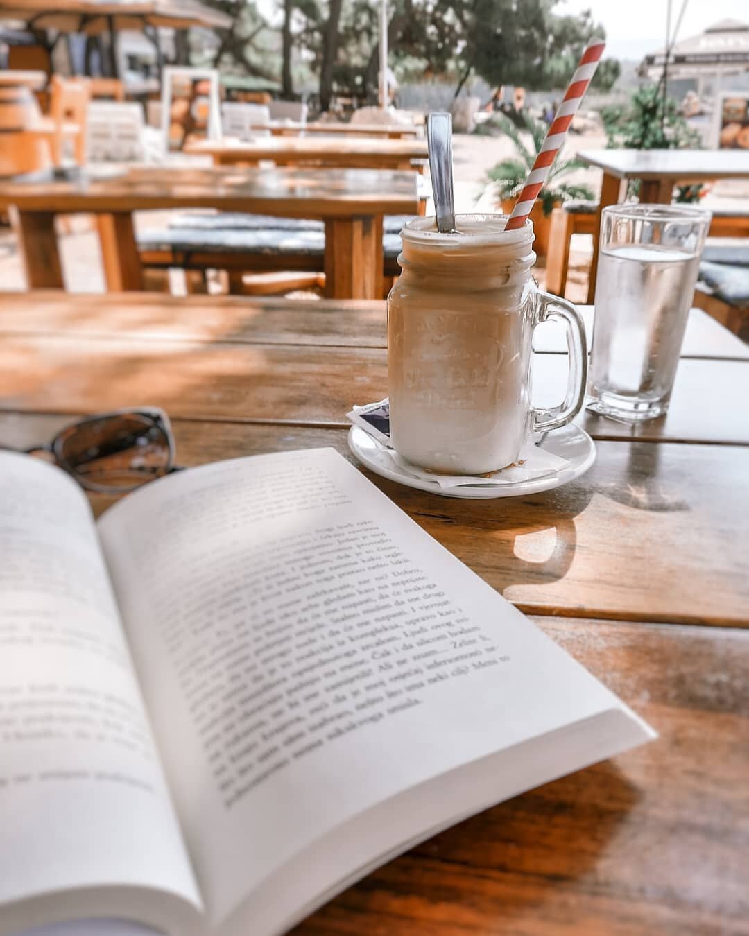 "Jednu ledenu s okusom karamele, molim" 🤩

Izvela sam torbu i narukvice u beach bar. Uspjela sam izdvojiti jednu torbu za sebe, popiti kavu, pročitati par stranica knjige i uživati u inspirativnom razgovoru.

Kakav dobar dan!

.
#beachbar
