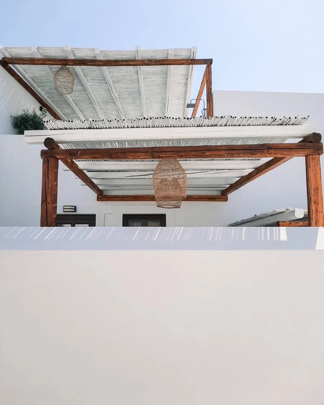 Lindos je mnogo vi&scaron;e od simpatičnog ribarskog mjesta&scaron;ca kakvim se najče&scaron;će predstavlja. Mnogo vi&scaron;e od predivnih plaža usidrenih u sigurnim valama.

Lindos ima &scaron;arm, iskonsku grčku ljepotu i tihi zov povijesti. Akrop