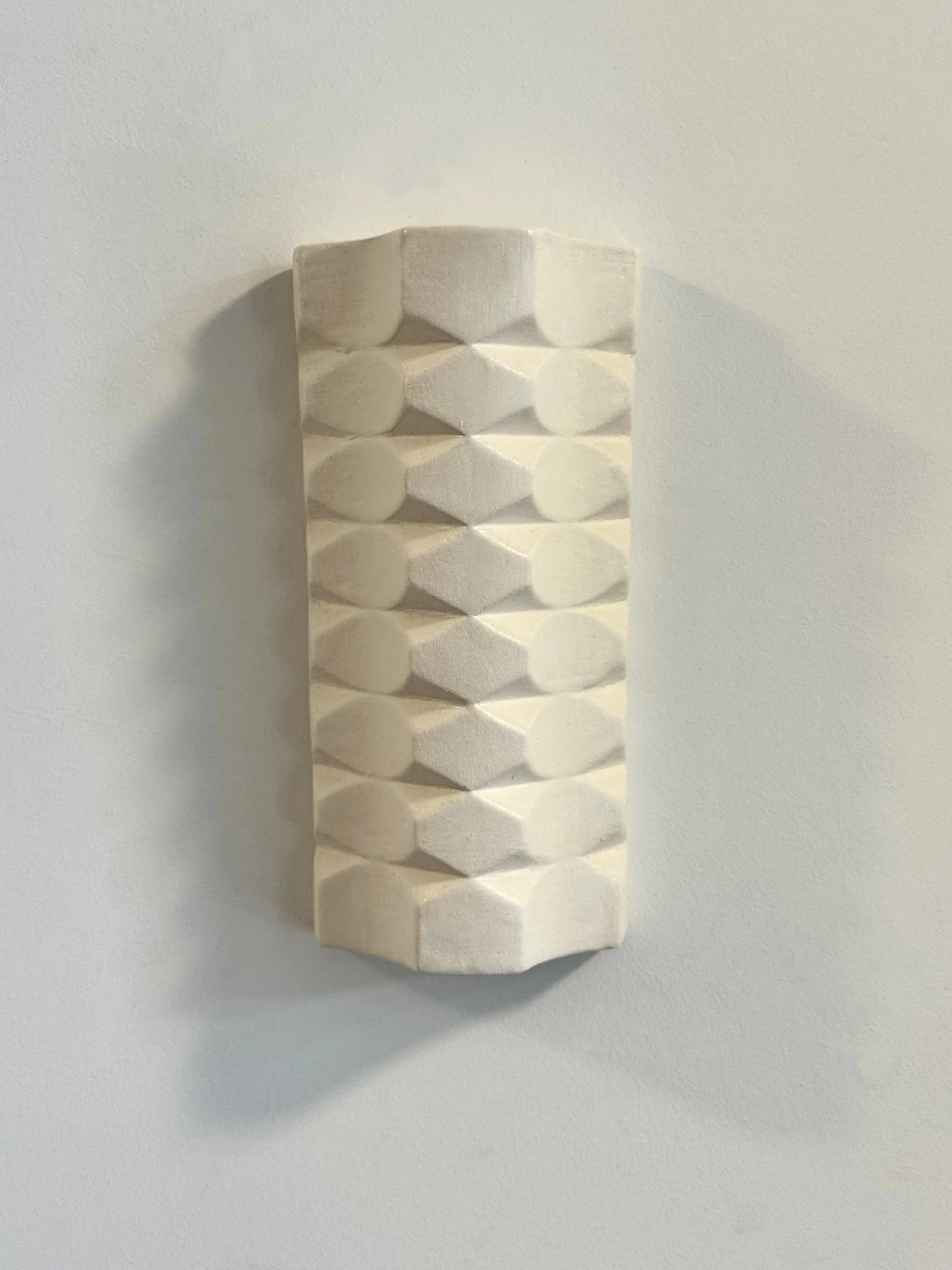 Mariángeles Blanco_Relieve cerámico de pared esmaltada mate_23 x 11.5 x 7 cm_2026.jpeg