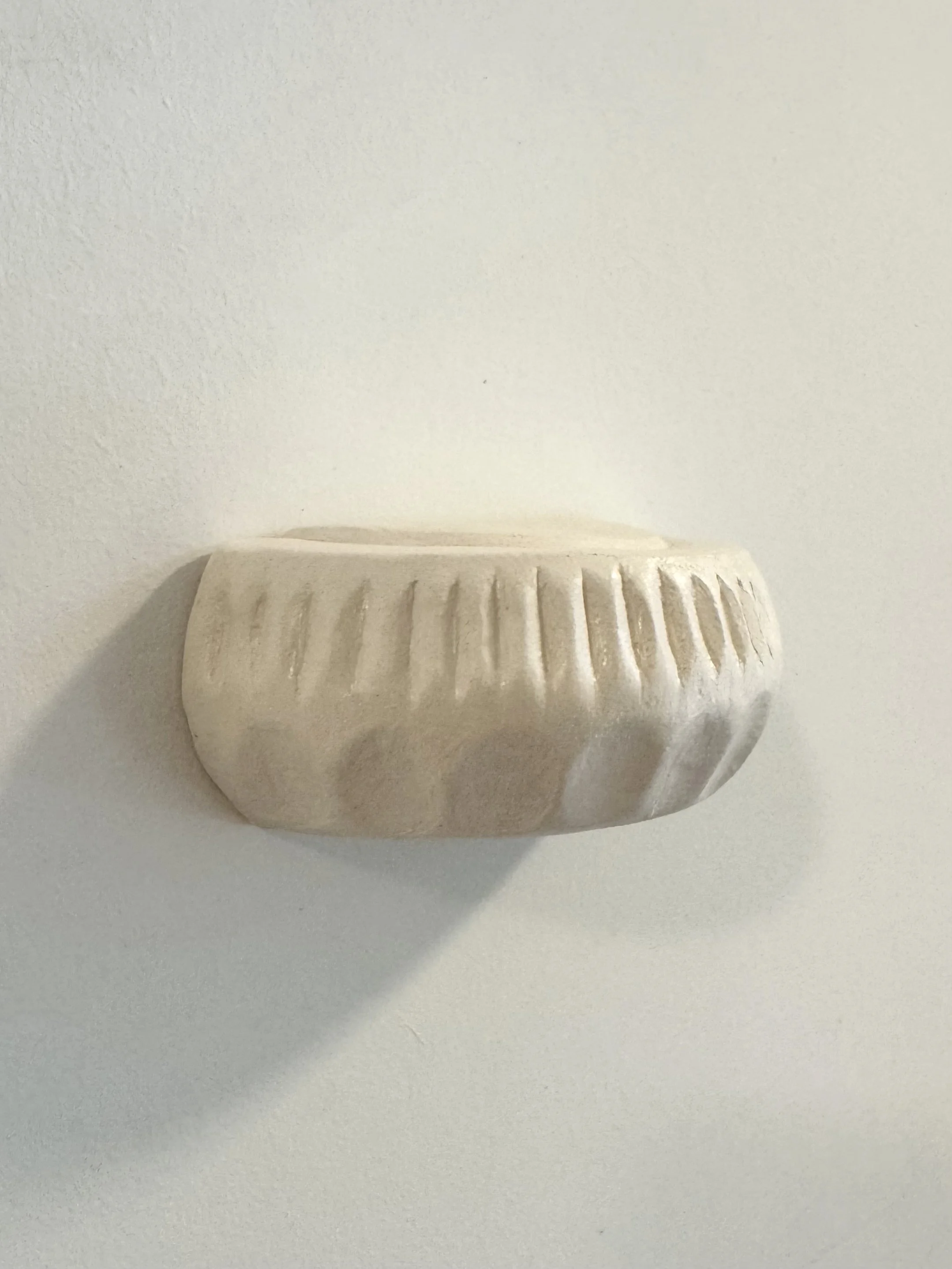 Mariángeles Blanco_Relieve cerámico de pared esmaltada mate_5 x 13 x 7 cm_2026.jpeg