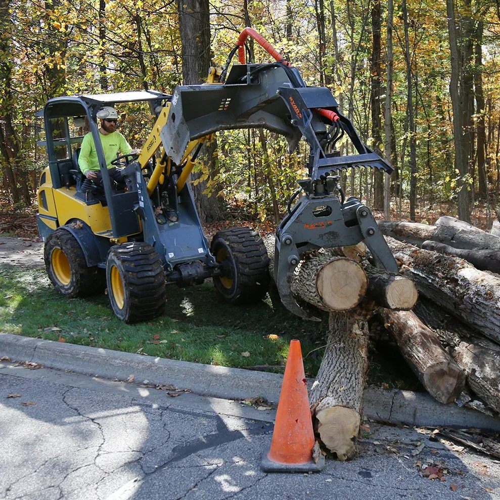  Articulated Loaders  
Used to efficiently move materials to the grapple truck pick-up zones.