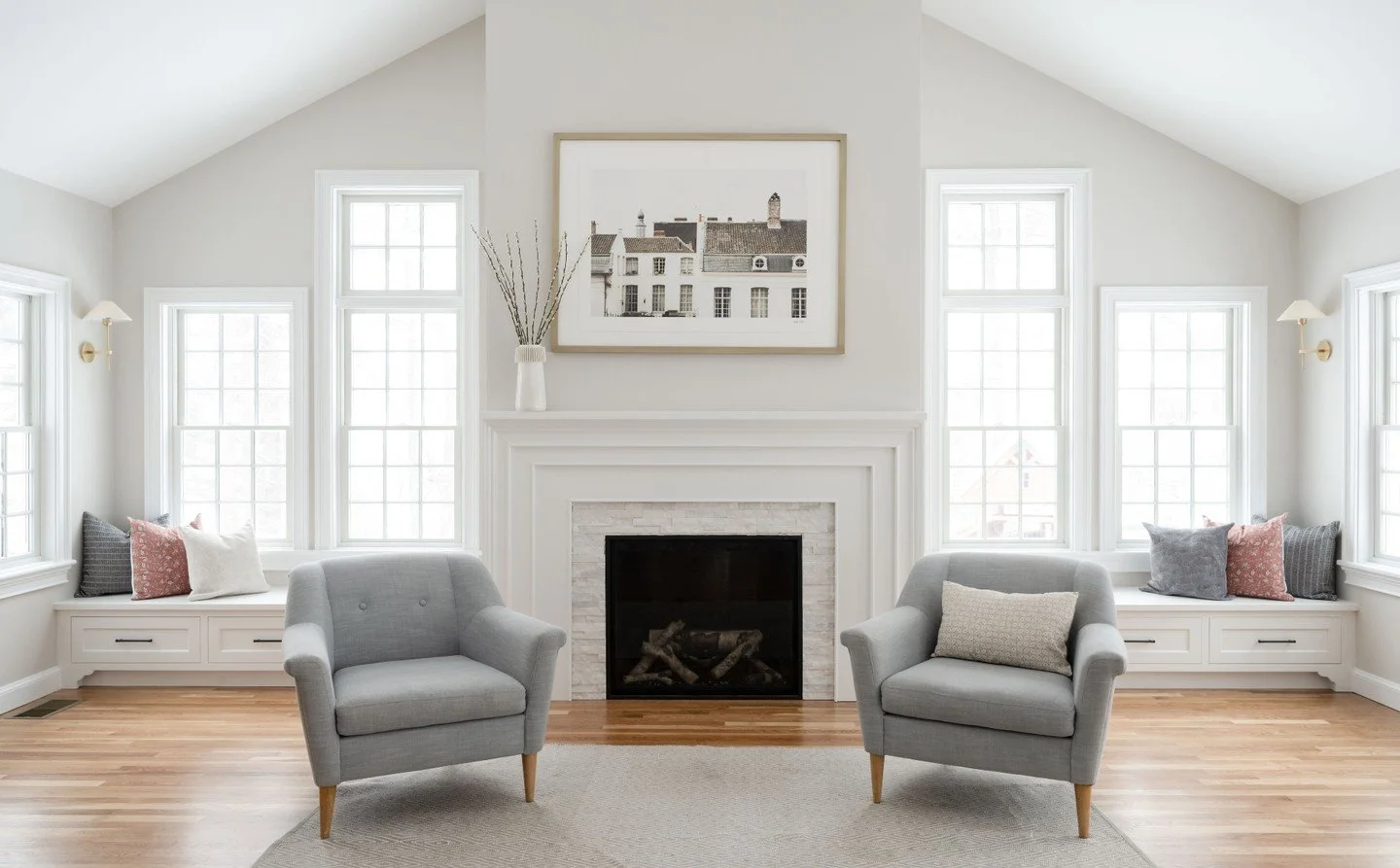 Not every holiday space needs sparkle.
Sometimes it&rsquo;s just good light, a warm fire, and everyone home.

Architecture: @winslowdesignarch
Interior Design &amp; Styling: @beige_and_bleu
Photography: @tamara_flanagan_photo