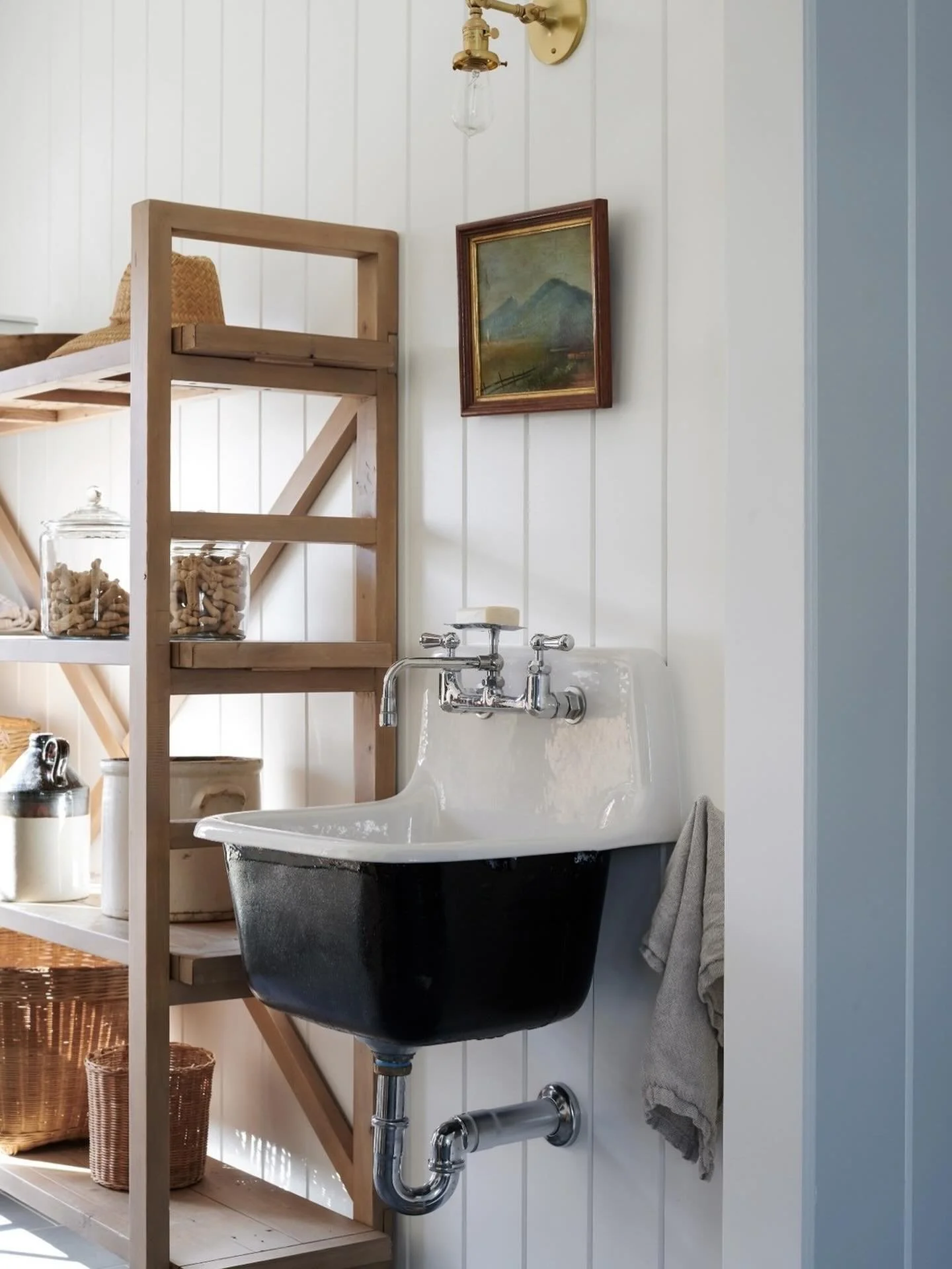 Proof that even the hardest-working spaces can be beautiful: 
This mudroom was designed for muddy boots, busy days, and flexibility while still being timeless. 
⠀⠀⠀⠀⠀⠀⠀⠀⠀
⠀⠀⠀⠀⠀⠀⠀⠀⠀
Architecture: @winslowdesignarch
Construction: @remodernbuilders
Stru