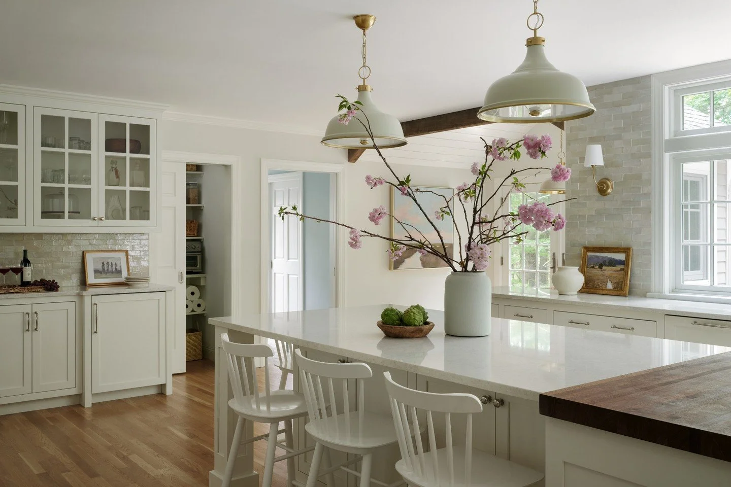 Spring is about to enter the chat. Sunlight, blooming branches, and a kitchen that feels as fresh as the season.

Architecture: @winslowdesignarch
Structural Engineering: @ssb__engineering
Interior design: @chelmodavis
Photo Styling: @lwdecor
Photogr