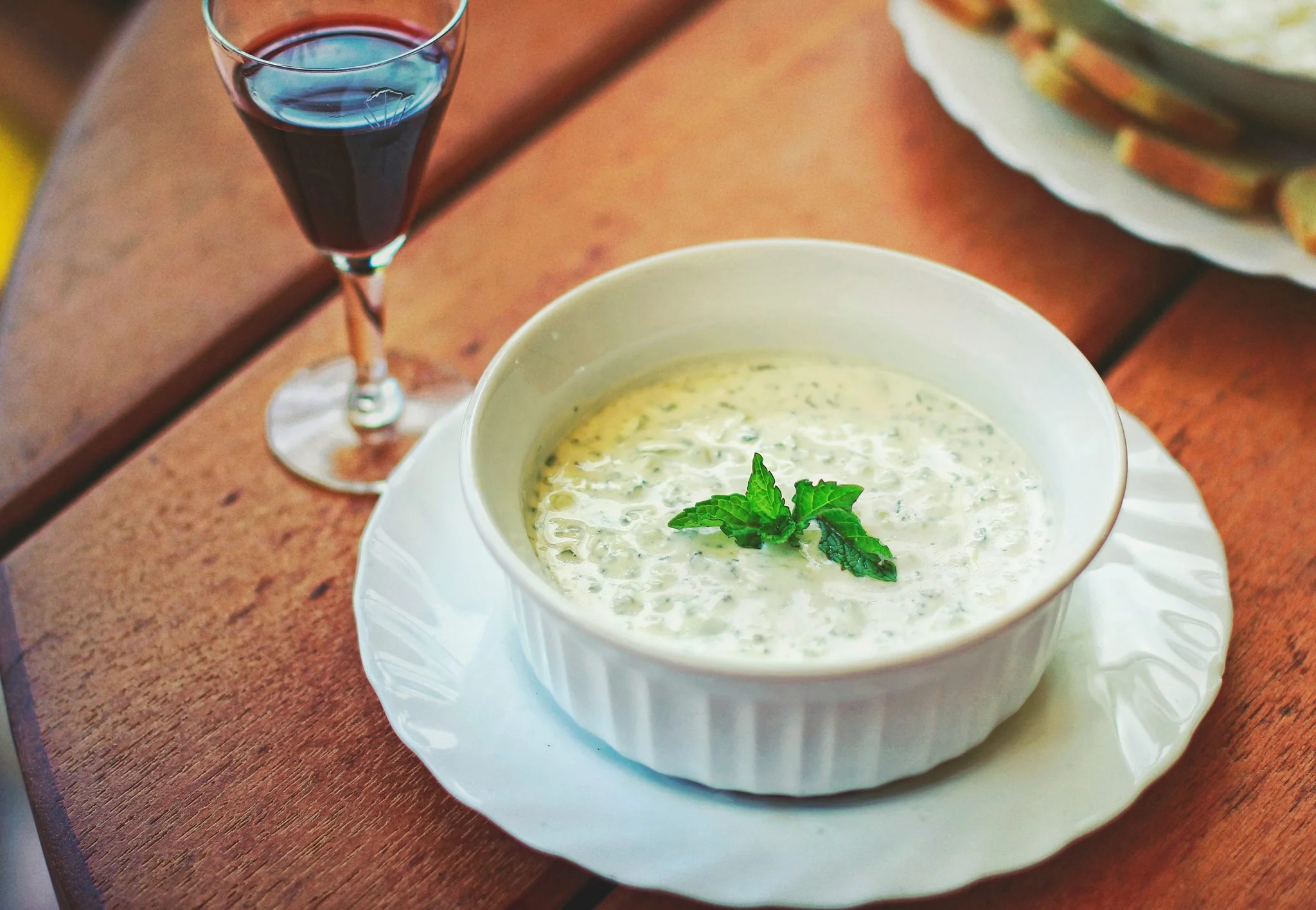 TZATZIKI - Parte en pequeños pedacitos un pepino pelado y sin semillas. - Déjalo escurrir en un colador durante un par de horas - Mézclalo con: Yogurt Griego Artesanal GOA + 1 Ajo macerado + Menta (o Hierbabuena) picada y Zumo de 1 Limón. - ¡Un chorrito de Aceite de Oliva y una hojita de Menta y a la mesa!