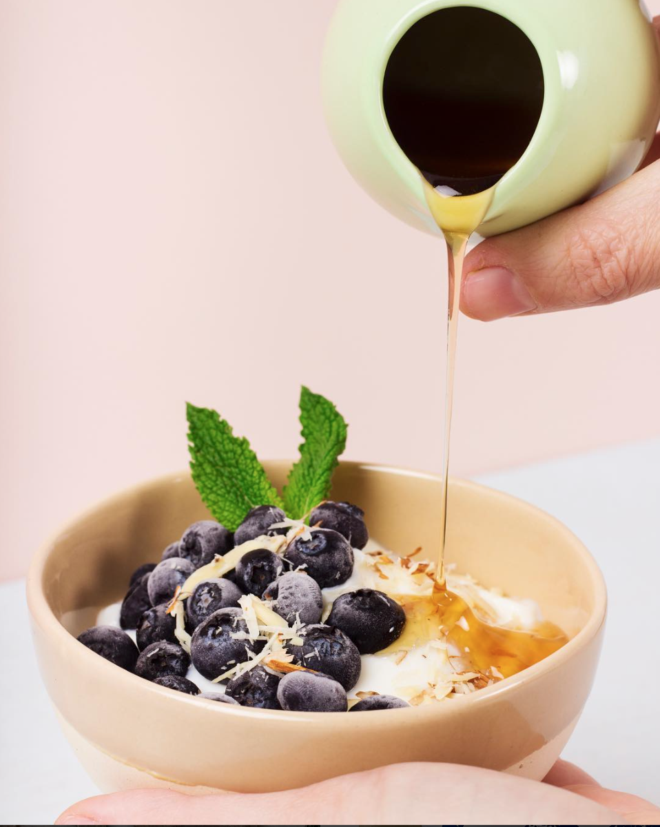 POSTRE DE ARANDANOS - 1 Taza de Yogurt Griego Artesanal GOA - Arandanos + Almendras + Menta - ¡Un chorrito de miel de abejas y listo para comer!