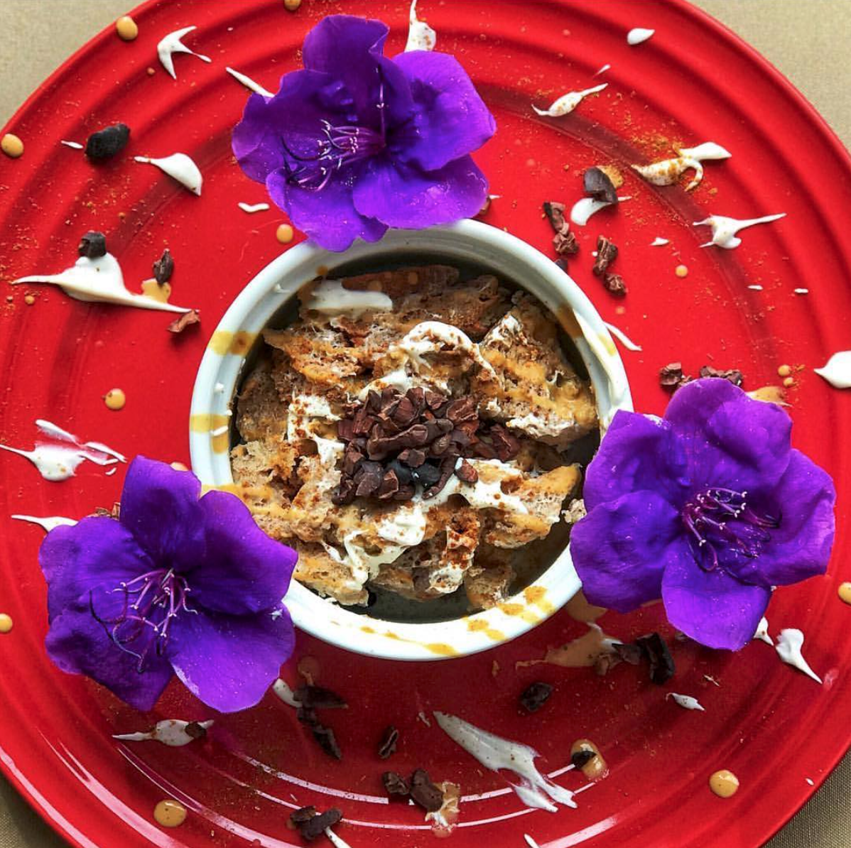 FRENCH TOAST IN A MUG Una opción demasiado fácil, rápida, saludable y muy #guiltfree 💪🏽💪🏽 - El paso a paso lo encuentran en mis historias destacadas!!🙌🙌 - Ingredientes: * 2 tajadas de pan integral (use el de @panmaxli )🍞 * 1 clara de huevo🥚 * 1 chorrito de leche de almendras * Canela * Stevia al gusto Puedes ponerle los toppings saludables que quieras, yo use: * Yogurt Griego Artesanal @yogurtgoa (el cual me aporta más proteína en mi desayuno) * Salsa de caramelo a base de leche de almendras @almonds.and.fruits 🍯 * Nibs de cacao de @caracolichocolateartesanal 🍫