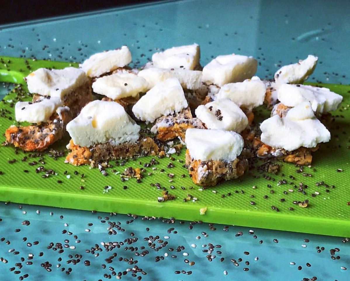 SWEET YOGURT BITES Completamente naturales y #guiltfree ✔️Snack Am/Pm o Postre ✔️Incluye todos los nutrientes necesarios ✔️Después de cortados los puedes mantener por hasta 1 mes en el congelador - Ingredientes: 2 porciones * 1 paquete de piña deshidratada (30g) de @onepeacesnacks * 2 c/das de mantequilla de maní (yo uso la de @linutsco ) * 1 c/da de semillas de chia * 2 c/das de Yogurt Griego Artesanal @yogurtgoa