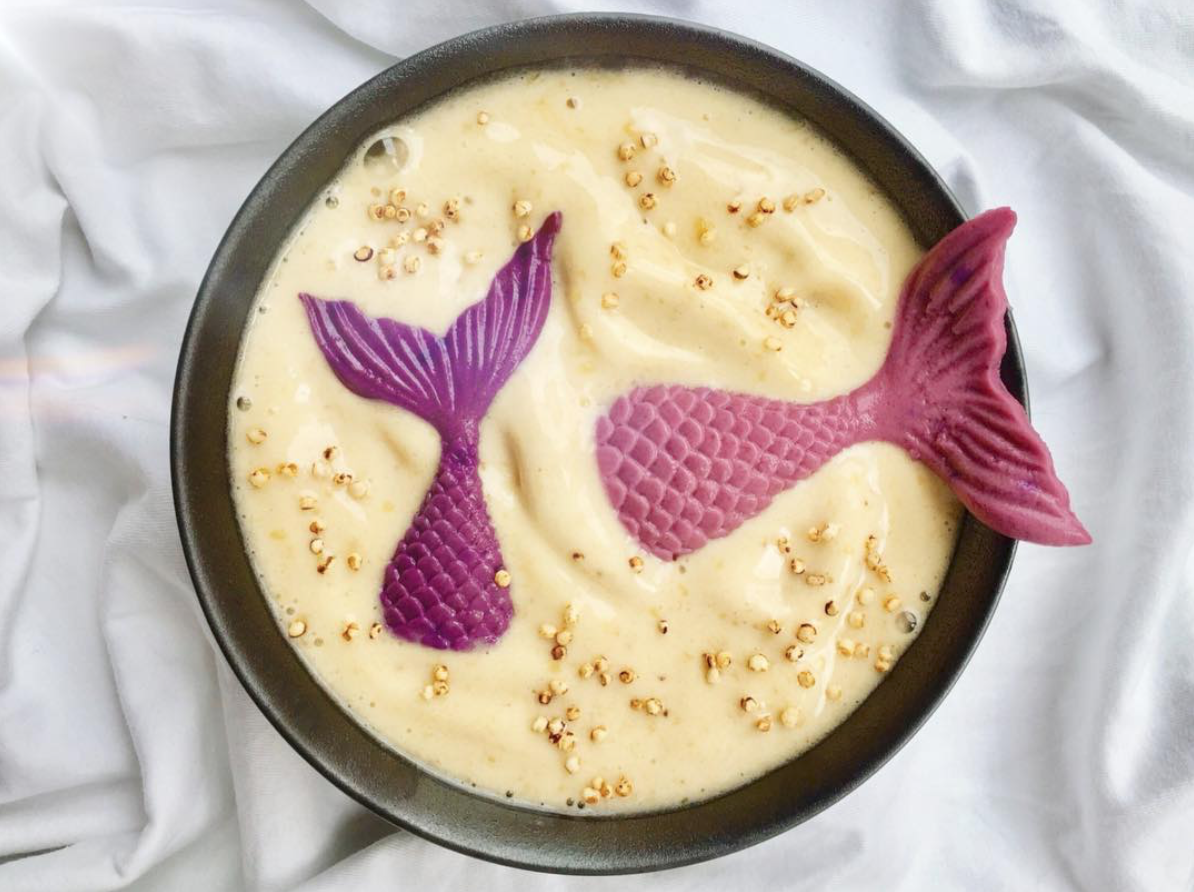 MAGIC MERMAID SMOOTHIE BOWL . Hoy amanecí inspirada y aproveché la inspiración para compartirles mi atacaso artístico de la semana 🎨 Elaboré la base con 2 bananos 🍌congelados y 1 taza de Yogurt Griego @yogurtgoa 🍦 prácticamente un helado natural para una tarde lindísimamente soleada ☀️ como la de hoy. . . Las colitas de sirenas están hechas con yogurt griego, #butterflypea (flor 🌺 tailandesa) y #dragonfruit o #pitayarosa de @colorfud y un poco de gelatina sin sabor para la consistencia. . Quinoa pop para decorar yummm 🥄 ¿Por qué me lo acabé tan rápido? 😋