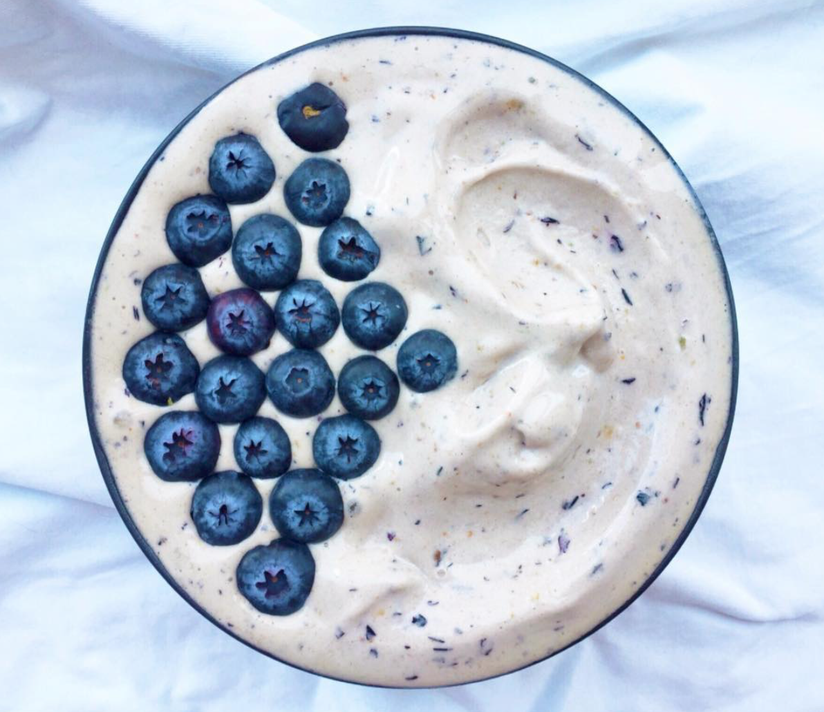 SMOOTHIE BOWL DE ARANDANOS Este smoothie bowl 🥄 es muy sencillo de hacer, metes al procesador: 1/2 taza de arándanos 🍇 congelados, 1 banano 🍌 en trozos congelado, media taza de leche 🥛 de almendras y para darle más cremosidad 1/2 taza de yogurt 🍦 Yogurt Griego Goa , procesas todo, sirves y decoras con arándanos frescos! . Yummm! Ice baby 🌊🐦❄️