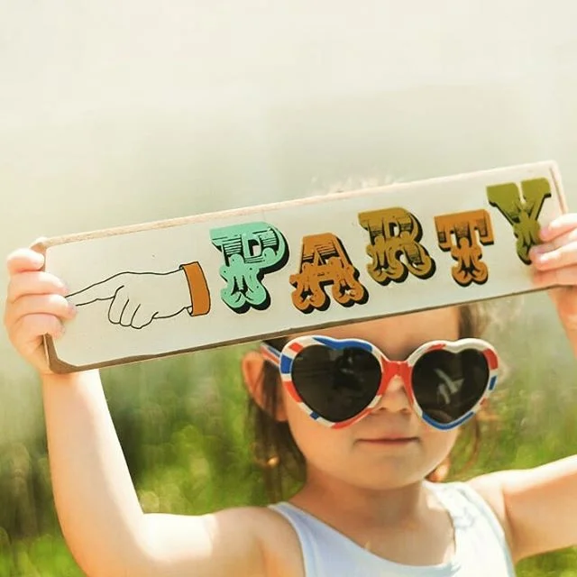 We love a bit of retro signage!! ✌we found this one hiding away in a friend's garden and gave it a spruce up....It's now ready to adorn the booth 👍model Omi also ready to party 💜