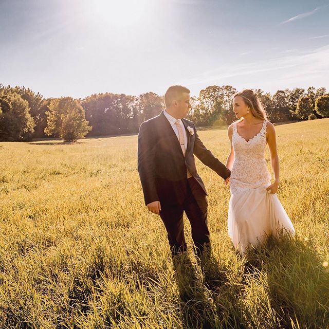Golden hour. ✨
.
.
.
📷: @lukecollinsphotography #doorcounty #doorcountywedding #barnwedding #farmwedding #wisconsinbride