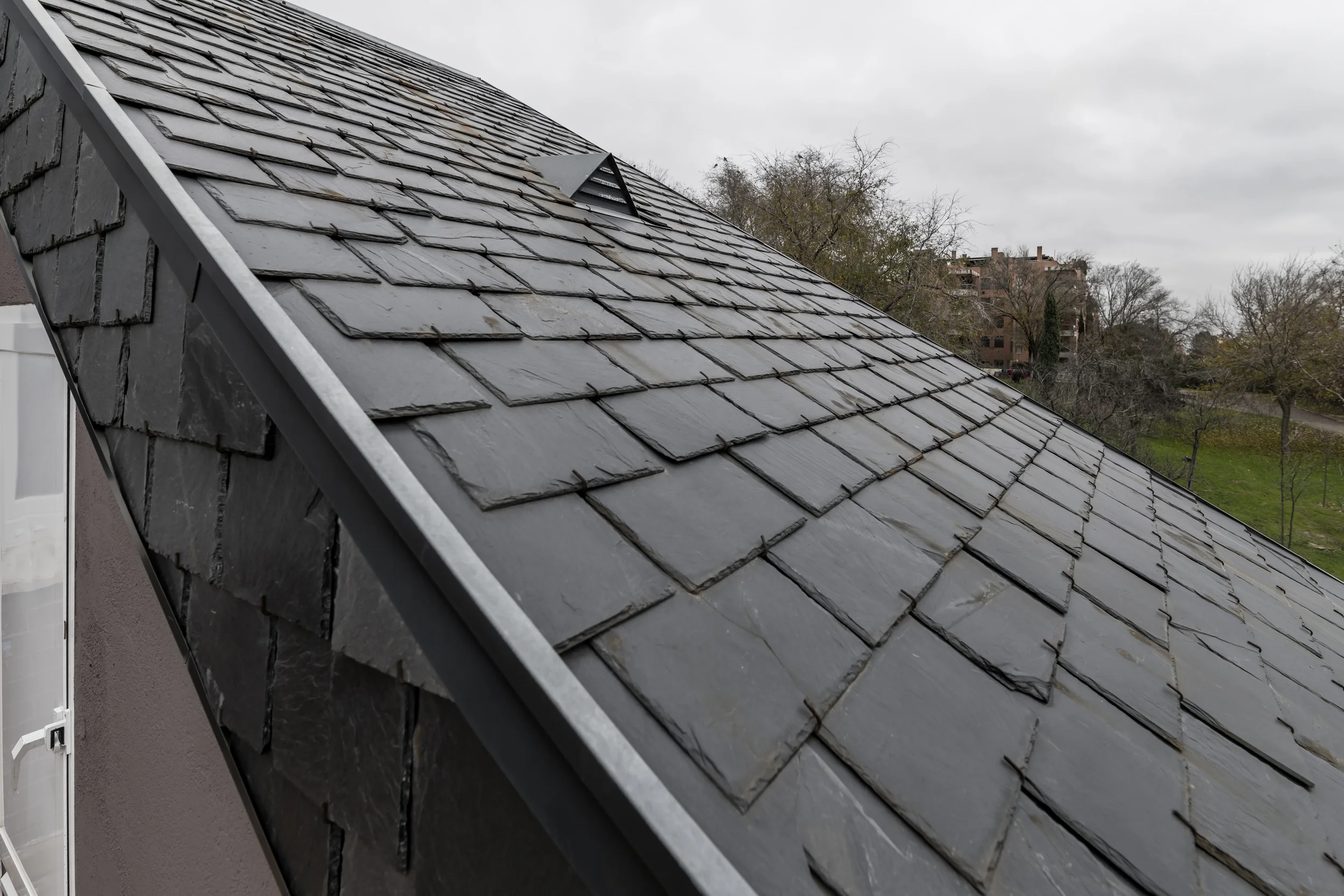 Asphalt Shingles vs. Metal Roofing: Which Lasts Longer?