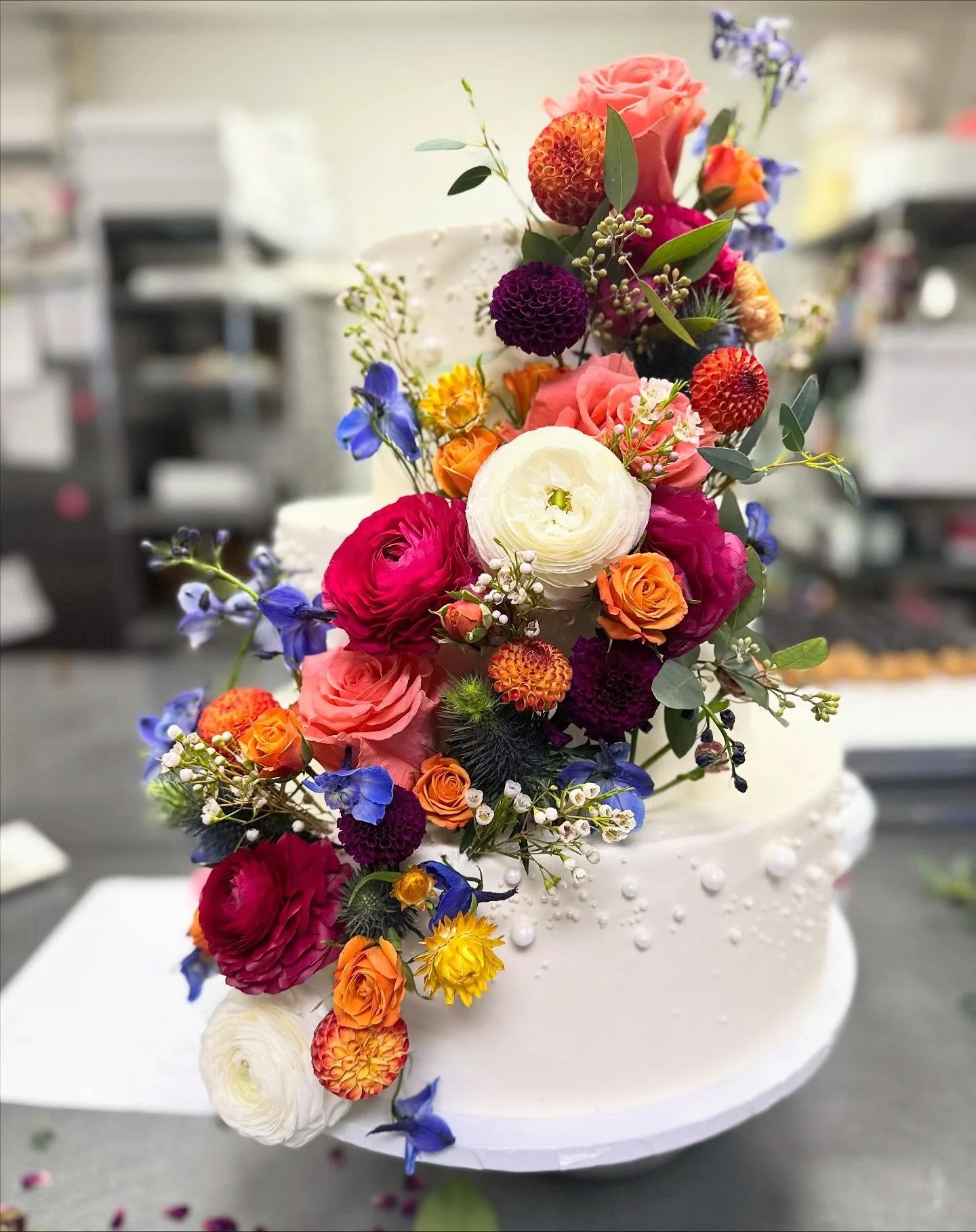 Can we just talk about these flowers from @hudsonvalleyfloral 😍 #wedding #weddingcake #weddingcakeflowers #flowers #fall #fallflowers #fallwedding #fallweddingcake
