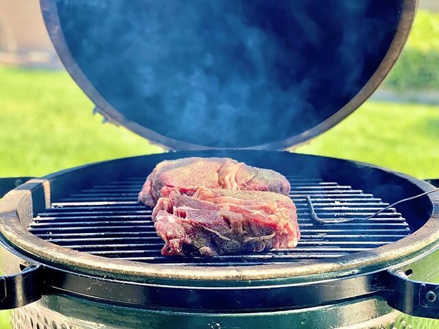 Smoking up some chuck roast on the @biggreenegg - Going in some tacos later!  Generously seasoned with our all-purpose SPG Seasoning. #wheelyq #barbecue #biggreenegg #bgenation #chuckroast #tacotuesday