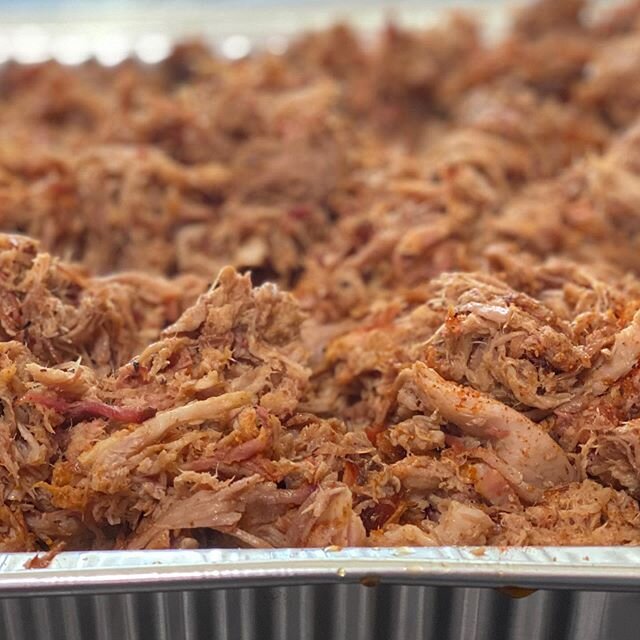 Finished pulled pork on the @rectecgrills RT-700 came out amazing.&nbsp;&nbsp;I was always a bit skeptical if pellet smokers could create a great bark, but as you can see this didn&rsquo;t disappoint. 
Using a little molasses as a binder, generously 