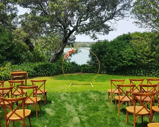 What a spot!... @orakeibaynz, flowers by @orlandoflowersnz