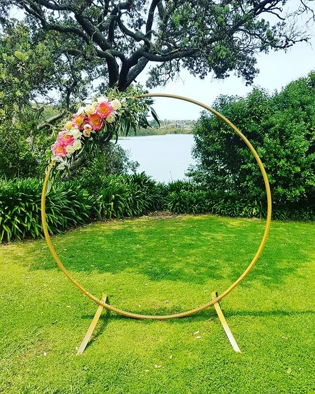 Our cute gold hoop arch at the @orakeibaynz wedding fair. Gorgeous flowers by the amazing team st @orlandoflowersnz
