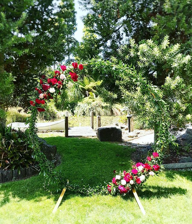 Our circle arch beaming romantic vibes at @markovina_vineyard_estate #weddingarch #vineyardwedding #gardenwedding