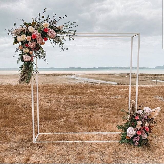 What an arch and what a backdrop... So chic and harmonious! The incredible blooms by @petalandleaf_ make our box frame arch pop!