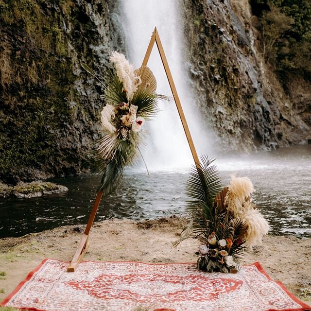 Our triangle arch looking stun at this amazing wedding spot⠀
⠀
Styling: @withlovestylingnz⠀
Florist: @alittlebit.floral⠀
Photographer: @memoriesbyalena⠀
Groom's outfit: @barkersclothing ⠀
Bride's dress: @smanthastokes_