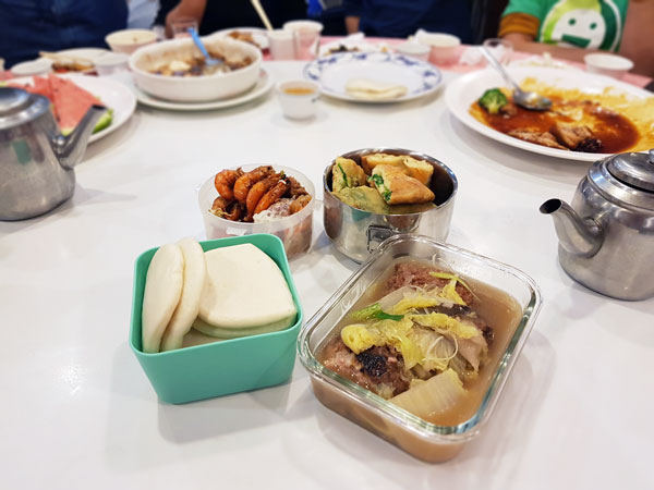裝滿滿的保鮮盒,後來被當宵夜吃光光