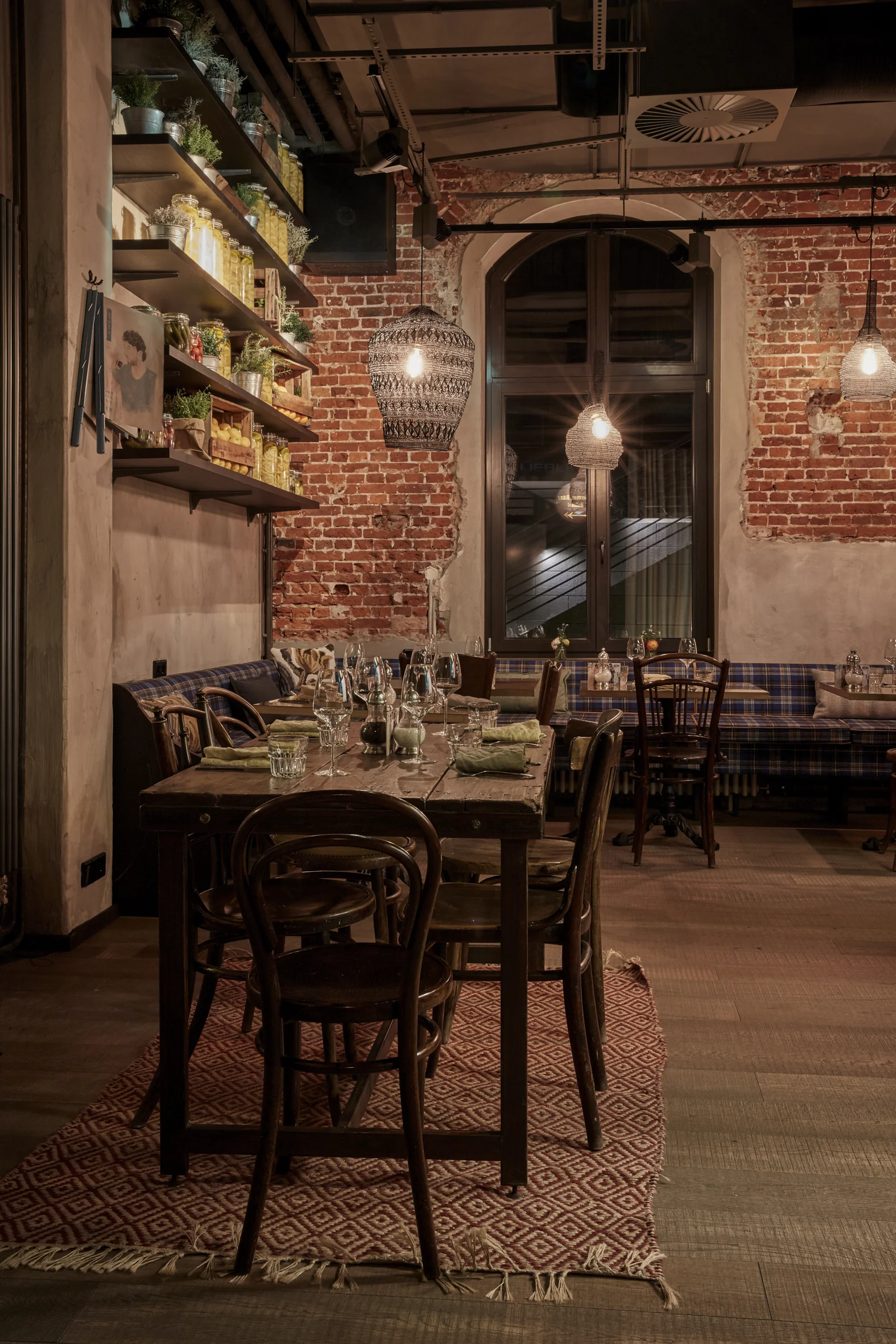 dreimeta_25h_AH_nenirestaurant_07h.jpg