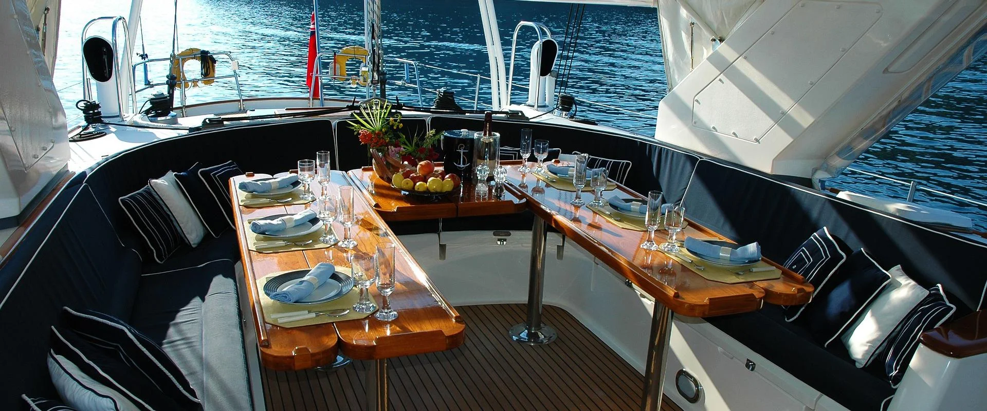 Cena sullo yacht-itok=v4F1zlcA.jpg