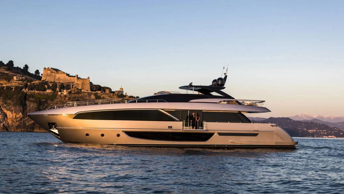 Alla scoperta di Riva 100’ Corsaro2.jpg