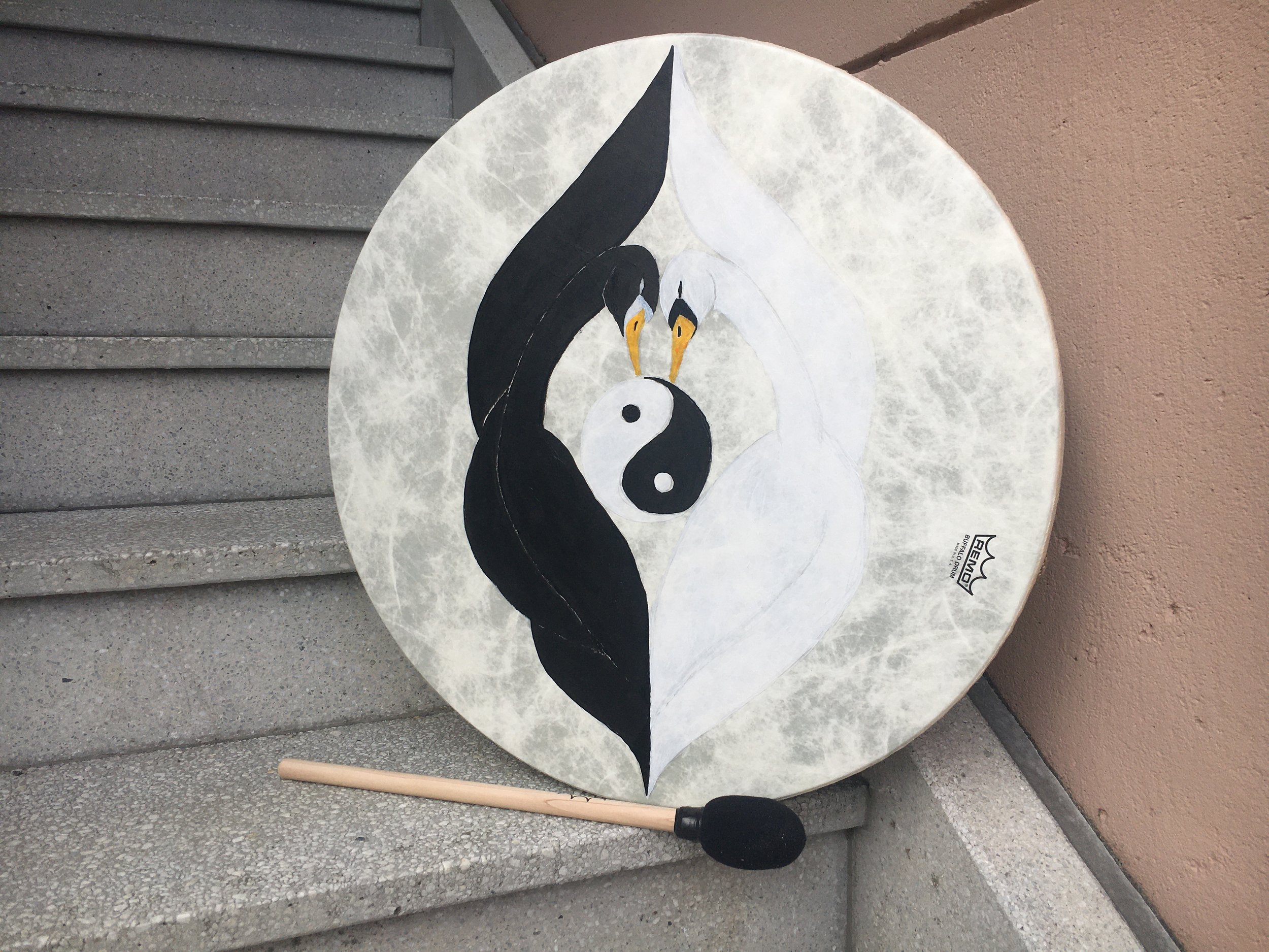 THE YOGA DRUM – Joutsenet tasapainon viisauden symboleina 