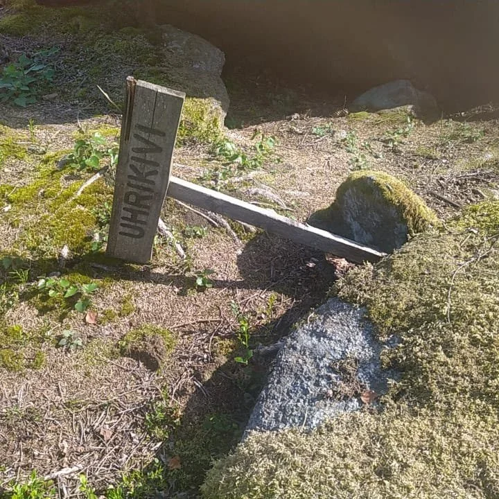 ESIVANHEMPIEN PYHIÄ PAIKKOJA JA NIIDEN LÄHISEUTUJA EI SAA TUHOTA!