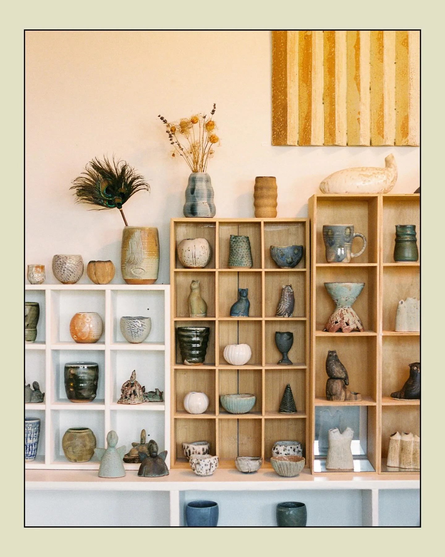 Een augustus-ochtend in de studio van @susanlangekeramik 💛

Tijdens mijn vakantie ging ik langs bij Susan. Een ochtend met een gouden randje. Susan haalt haar inspiratie uit de Deense natuur en dat is te zien in haar werk. Zoveel prachtige details. 