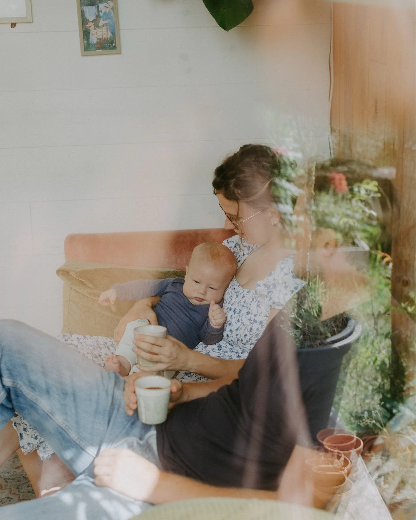 Ik negeer eventjes dat het al november is en haal nog een zomerse shoot uit het laatje. ☀️ 

In augustus ging ik langs bij Charlotte en Dirk en hun kersverse kleine baby&rsquo;tje Juda. Om hun eerste zomer met z&rsquo;n drie&euml;n vast te leggen. Da