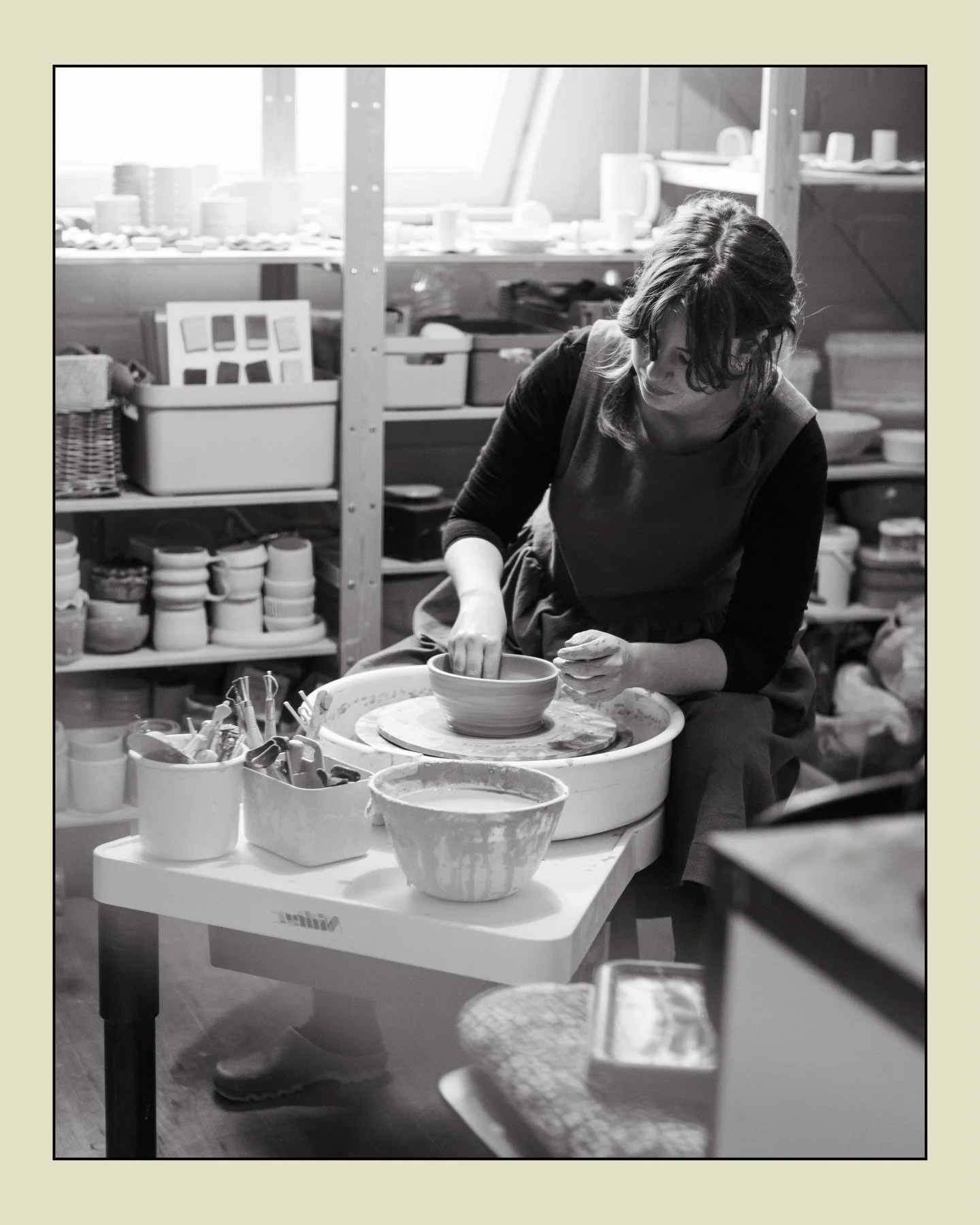 Ik heb eindelijk weer eens tijd gemaakt voor een verhaaltje ✨ Dit keer over @rosieswinkel: een heel fijn ateliertje. Hier moet je zijn voor mooie handgemaakte keramiekjes (en voor een heerlijke dosis zelfspot van de eigenaresse). 🫶🏻

Het is een mix