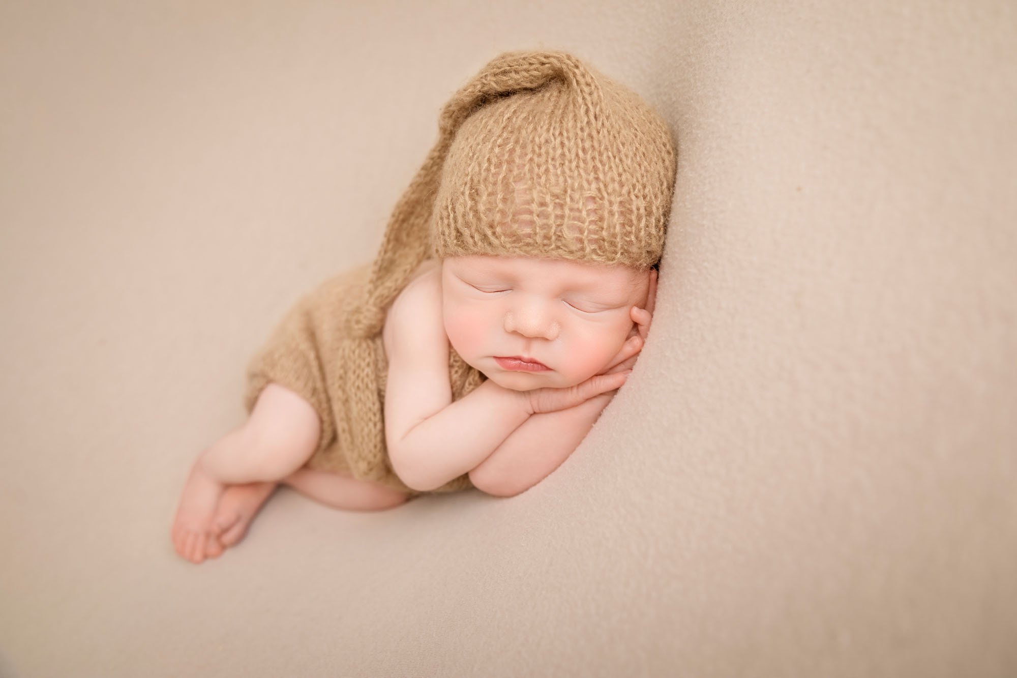 newborn-photograaphy-in-leeds-baby-boy-neutral-beige-sleepy-hat.jpg
