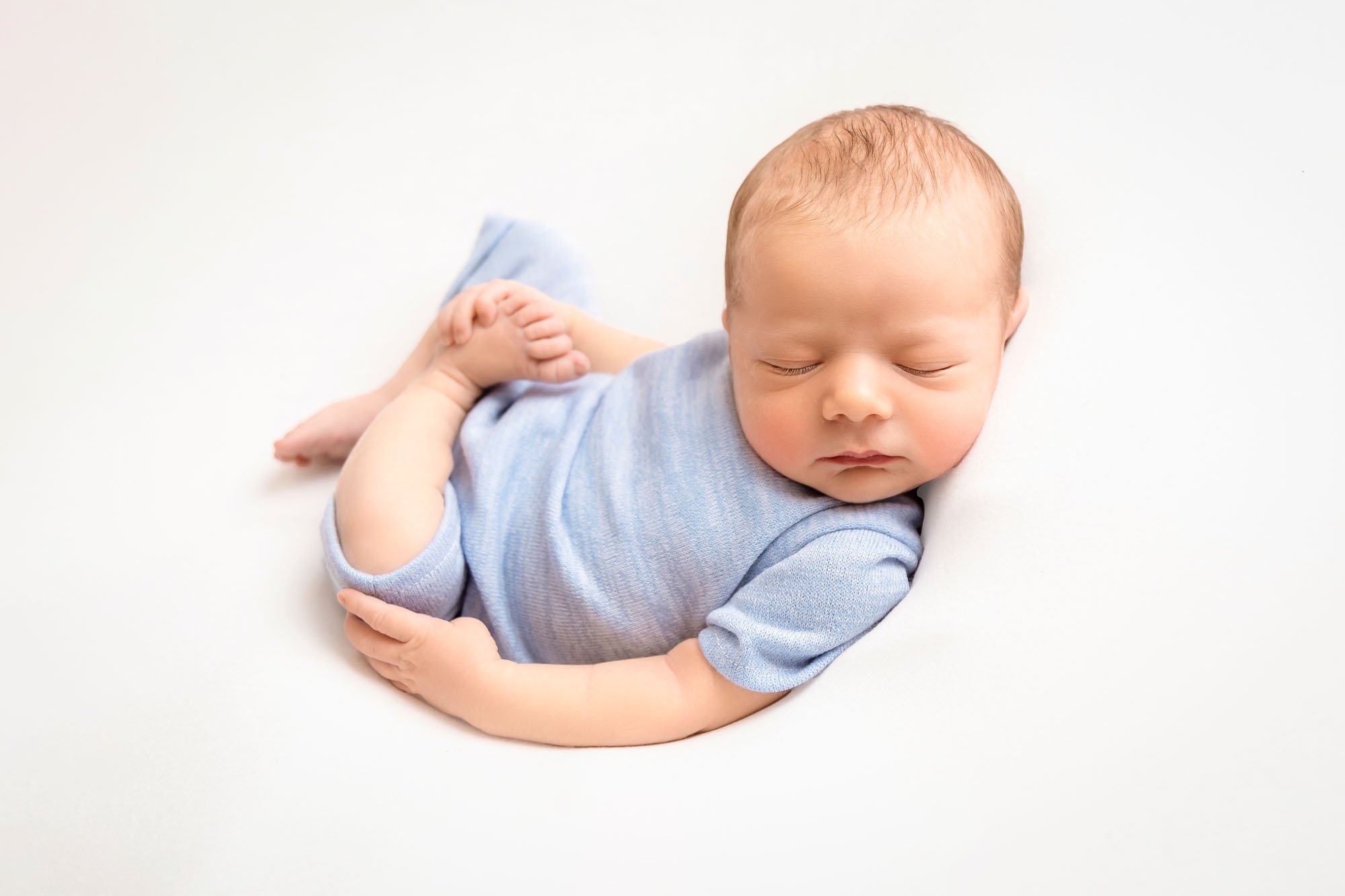 Newborn-photography-in-leeds-baby-boy-blue.jpg