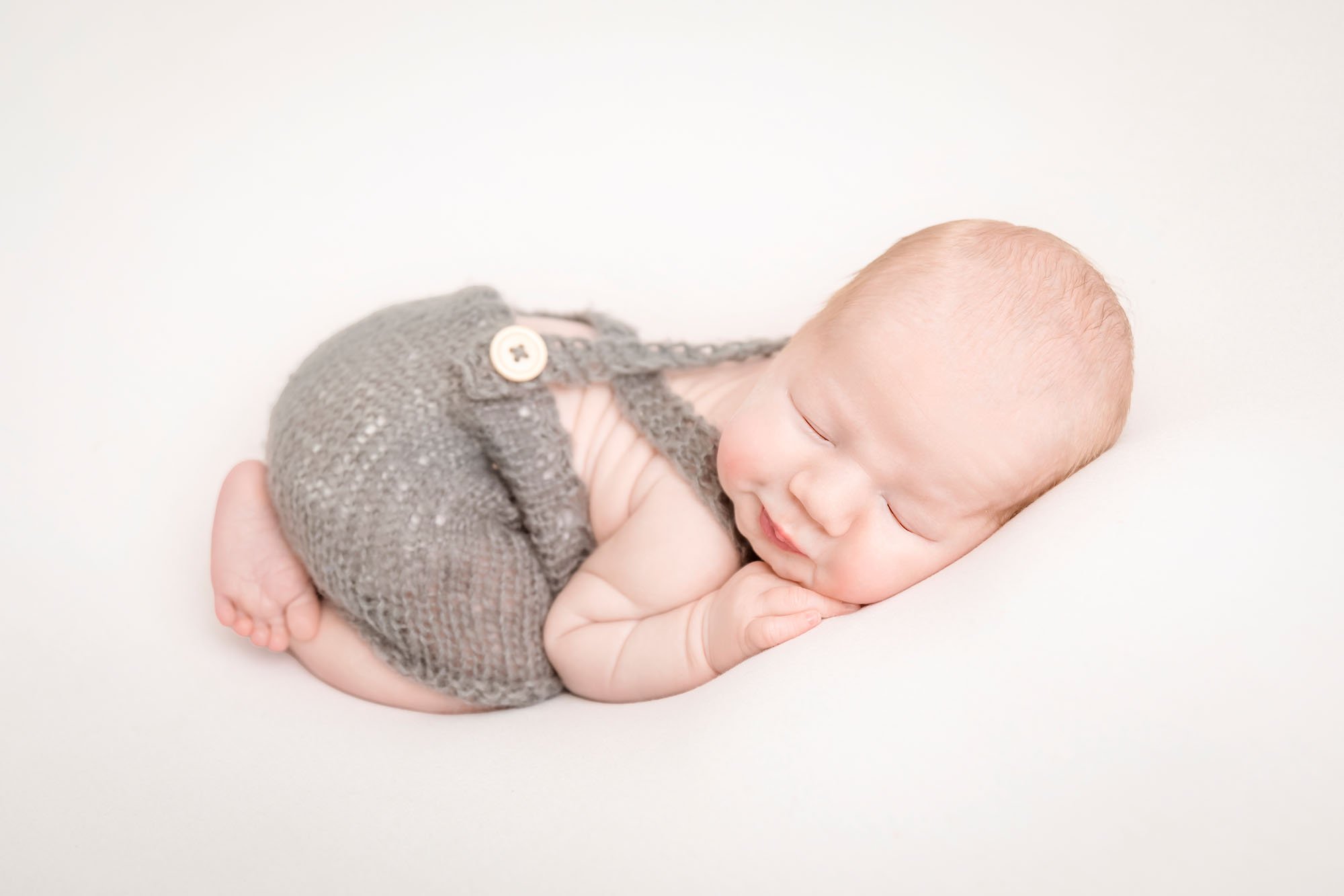 Newborn-photography-in-leeds-baby-bum-up.jpg