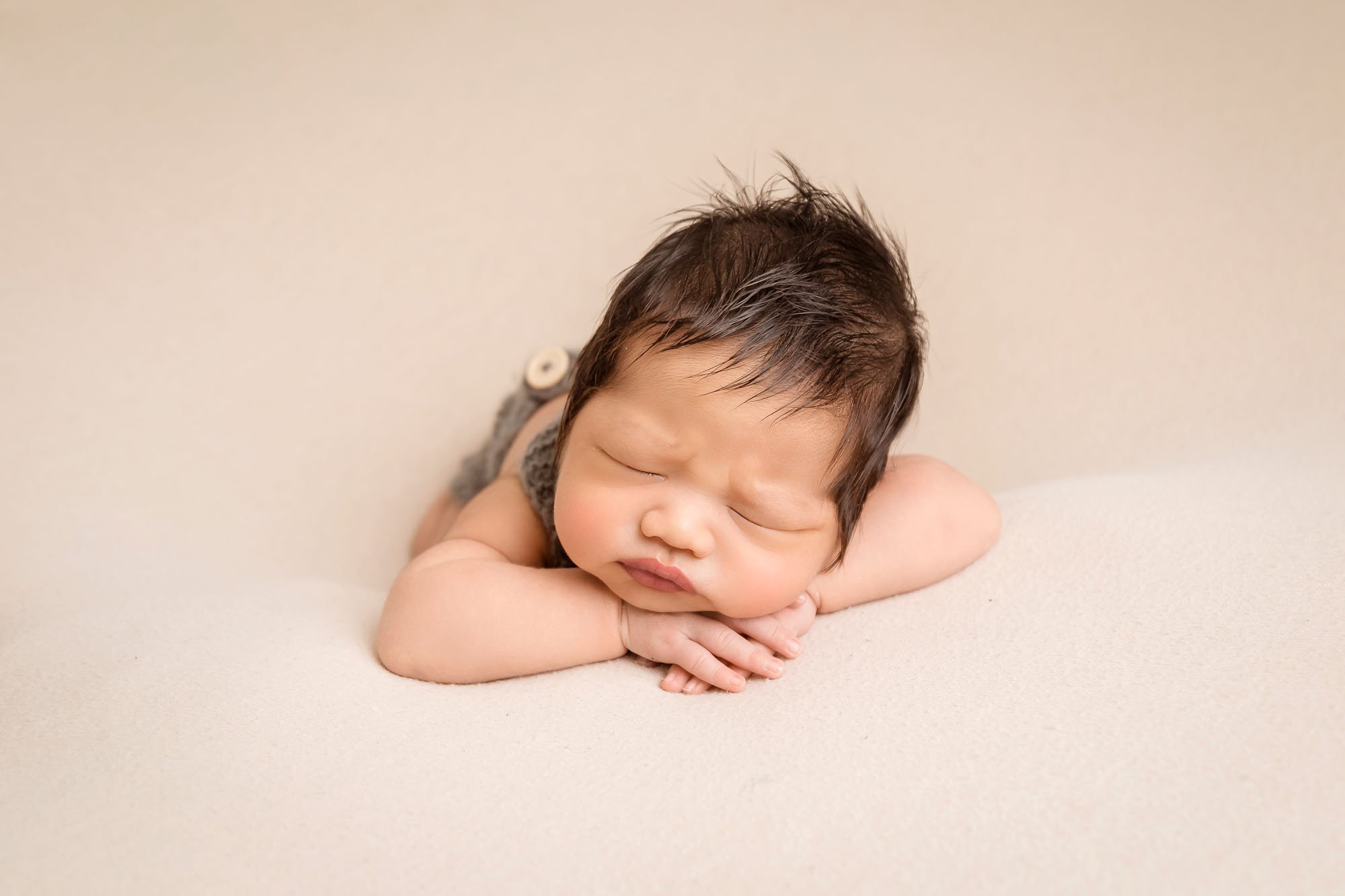 Newborn-photography-in-leeds-baby-front-facing.jpg