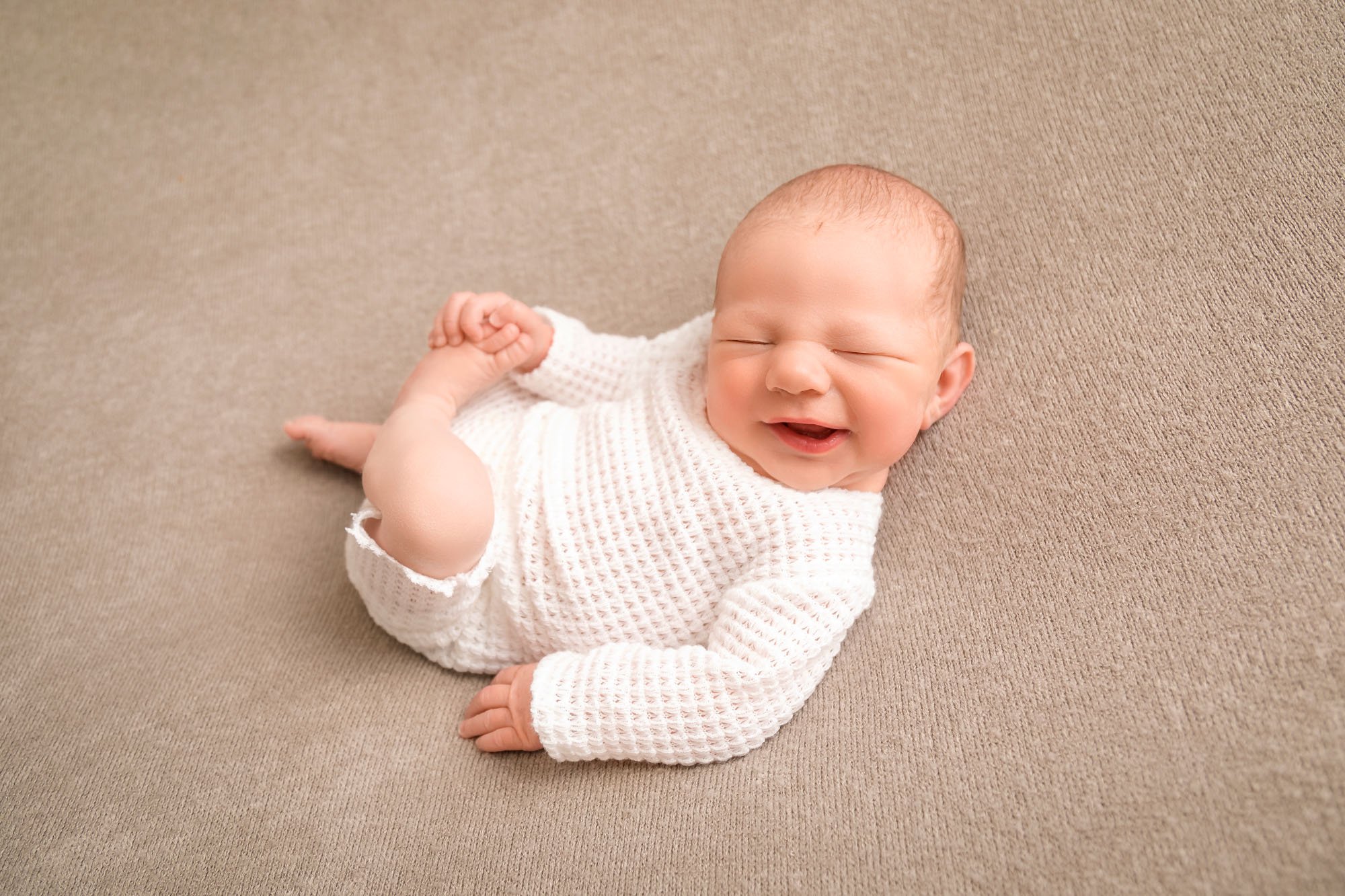 Newborn-photography-in-leeds-baby-holding-foot.jpg