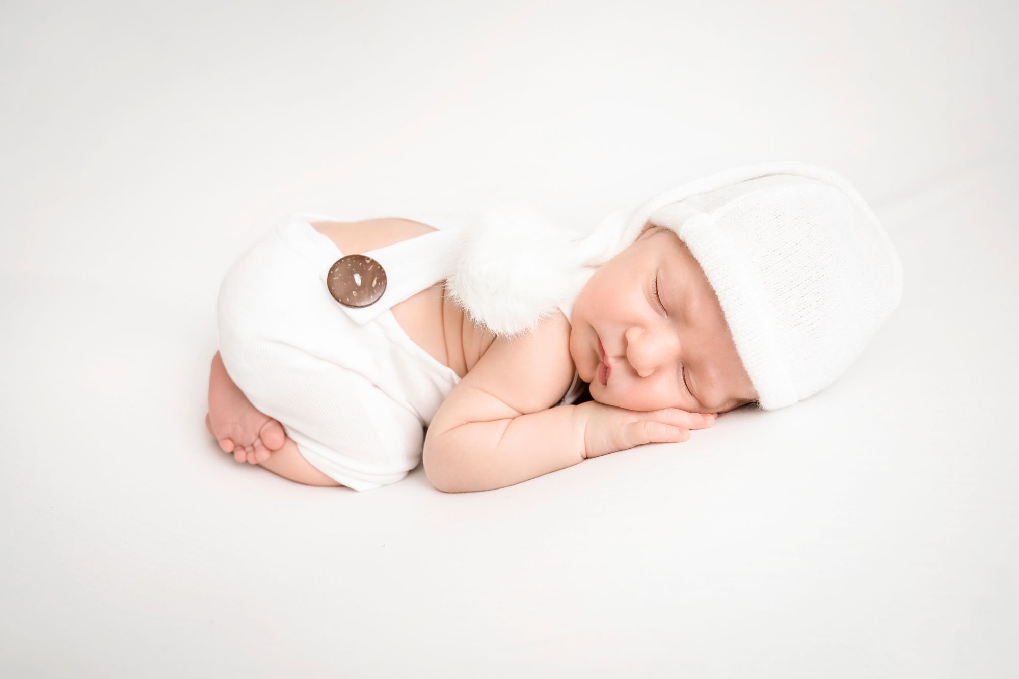 Newborn-photography-in-leeds-bum-up-sleepy-hat.jpg