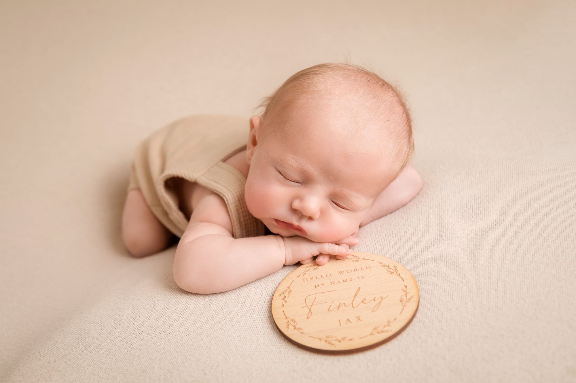 Newborn-photography-in-leeds-holding-personalised-gift.jpg