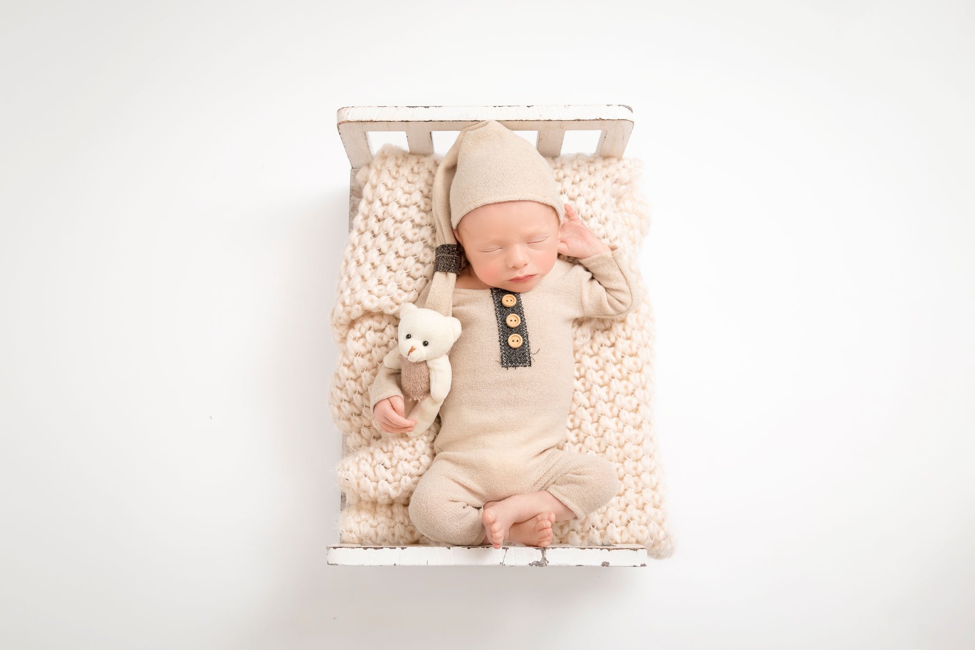 Newborn-photography-in-leeds-in-bed-prop.jpg